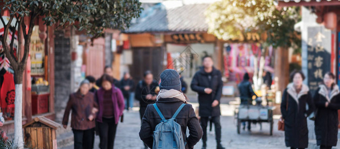 年轻女子旅行者在丽江古城广场街旅行图片