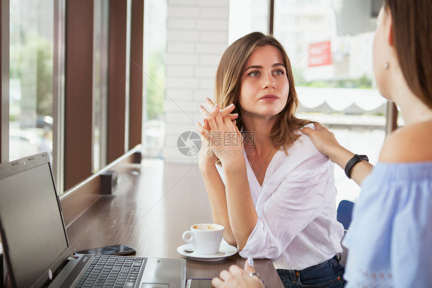 美丽的女人看起来心烦意乱图片