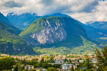 在意大利加尔达湖的热门旅游标志RivadelGarda村空中观光图片