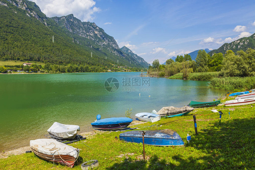 夏月伊德罗湖风景图片