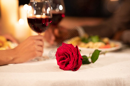 在有浪漫约会的餐厅里图片