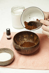 制作零浪费无毒身体磨砂膏DIY咖啡糖椰子油身体磨砂膏是去角质和滋润肌图片