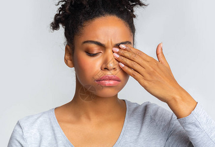 非洲女孩在眼睛上擦伤患有结膜炎图片