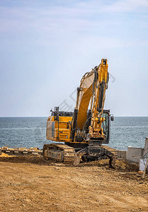 在海边建筑工地施工后在海上滩的Craw图片