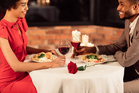 情人节日非裔夫妇在喜悦餐厅举行浪漫晚宴图片