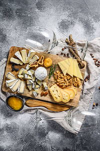 用法国有机奶酪无花果和灰色背景的坚果配奶酪图片