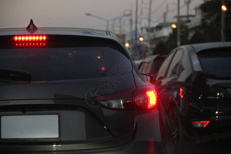 夜路交通堵塞汽车在城市生活的图片