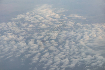 高空飞机窗口的天空图片