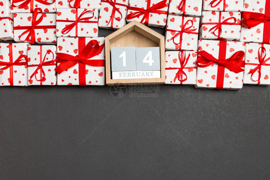 红色心的礼物盒和背景丰富多彩的木质日历的最顶端视图February第十四集图片