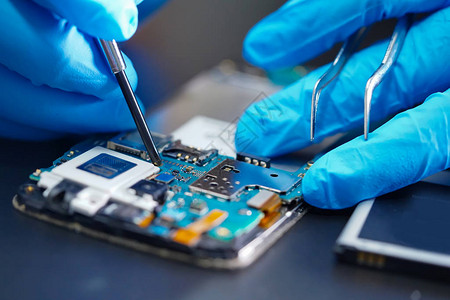 亚洲技术员修复智能手机电子技术微电路主板图片