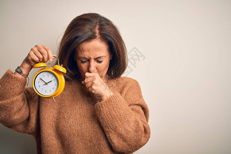 中年黑发女人在孤立的背景感觉不适和咳嗽作为感冒或支气管炎的症状时图片
