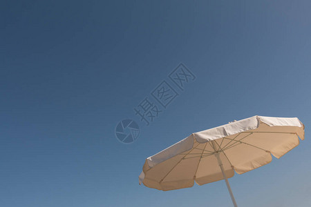 a伞作为遮阳和蓝天空作图片