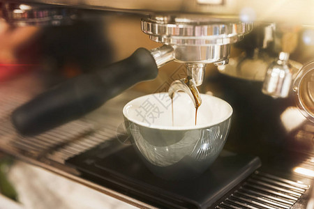 使用专业咖啡机制作热咖图片