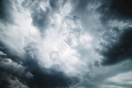 巨大的云层纹理暴风雨前的图片