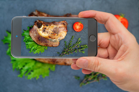 骨头上的牛肉胸在厨房做饭照片智能手机智能手机在手显图片
