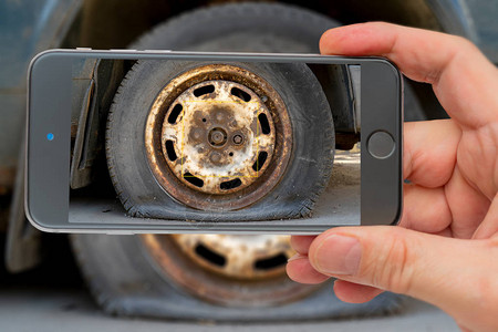 爆胎的旧车照片智能手机智能手机在手在图片