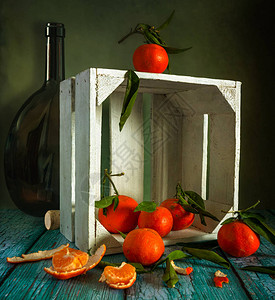 静物与橘子带饮料的瓶子和盒子成熟的柑橘类水果美味的食物图片
