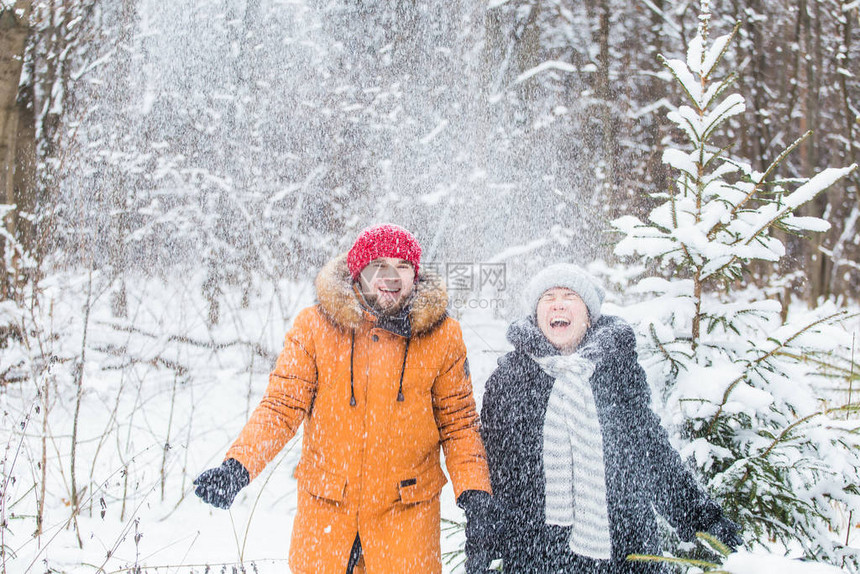 爱季节友谊和人的概念快乐的年轻男女在冬季森图片