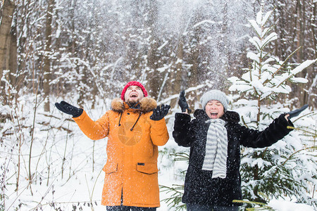 爱季节友谊和人的概念快乐的年轻男女在冬季森图片