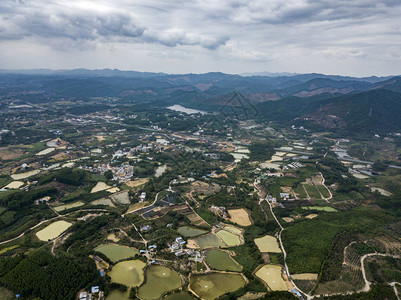 山区农村田野河流和池图片