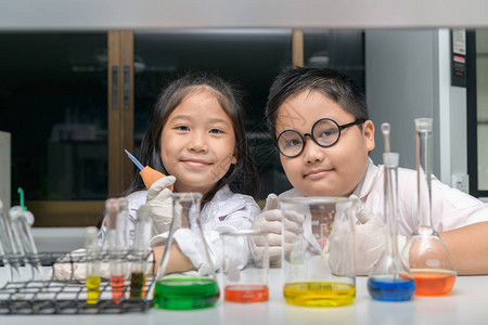 快乐的两个孩子做科学实验科图片