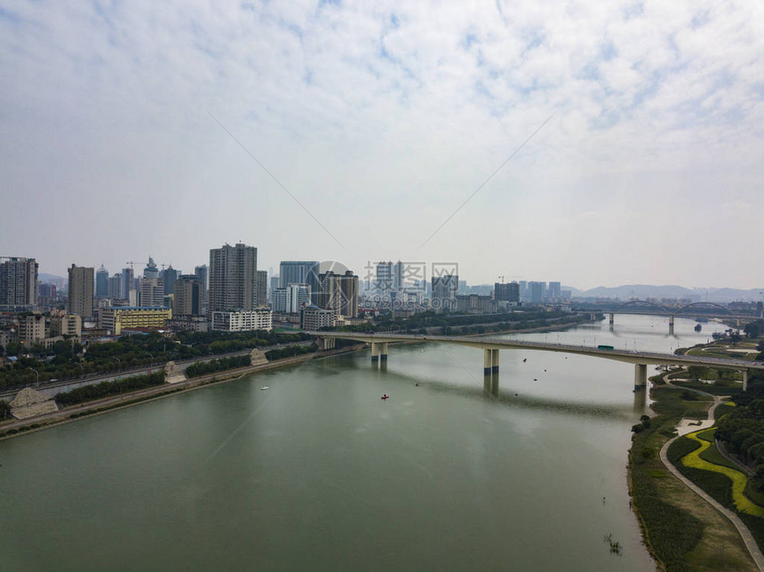 城市过江大桥和沿江高楼的航拍照片图片