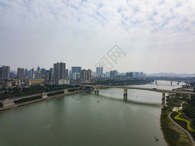 城市过江大桥和沿江高楼的航拍照片图片