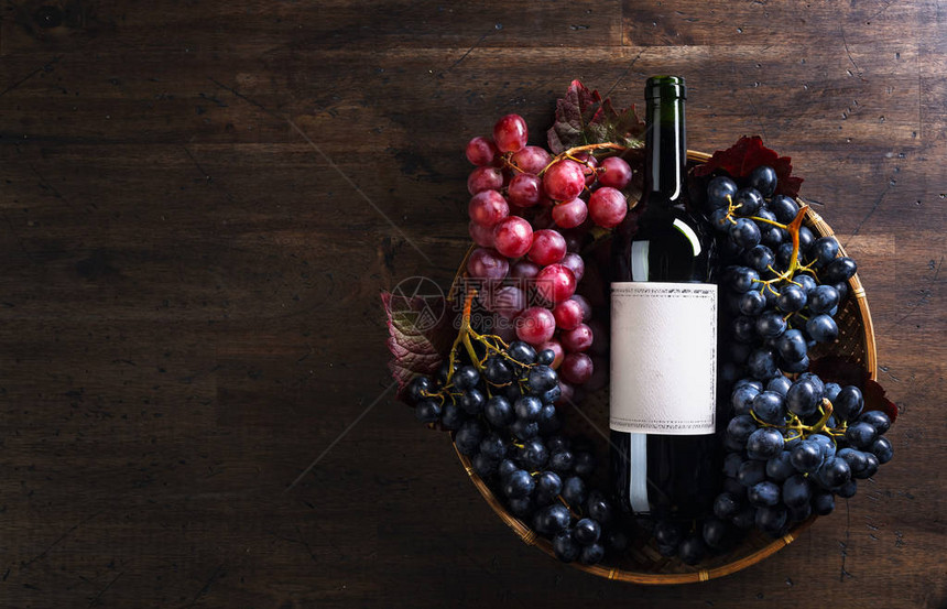 葡萄和一瓶红酒图片