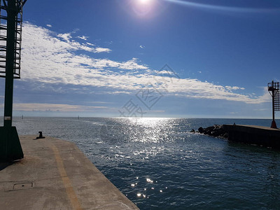 海浪和码头的美丽日落亚特玛图片