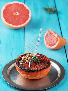 烤葡萄柚装饰着核桃和迷迭香图片