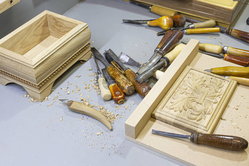 手工艺人用木头雕刻盒切割工图片