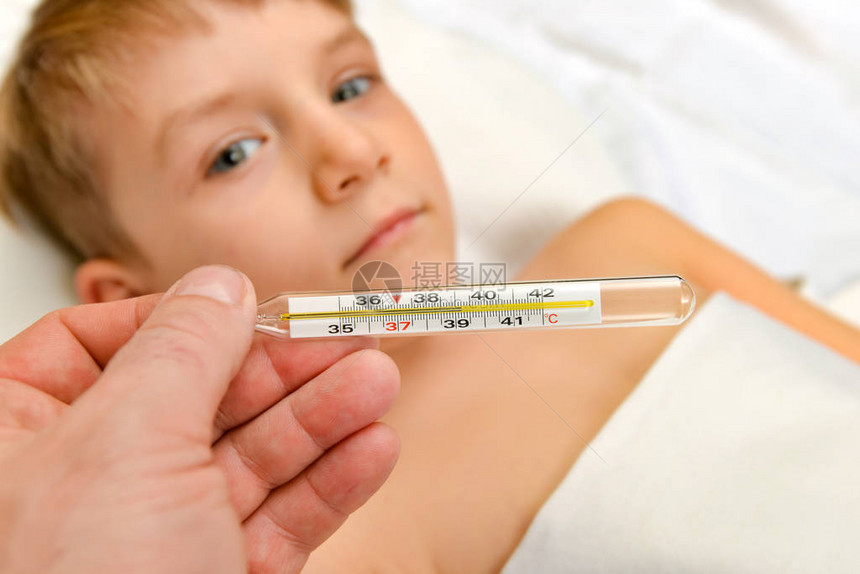 一个生病和悲伤的孩子看着一个医生他检查图片