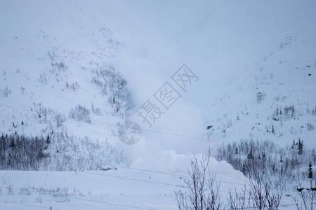 雪崩降于北极圈外的雪山上图片