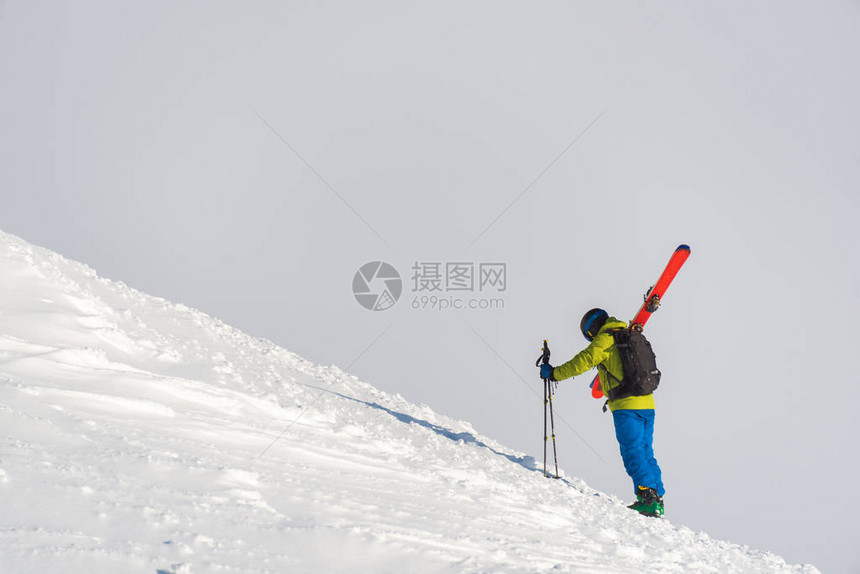 滑雪者步行爬山图片