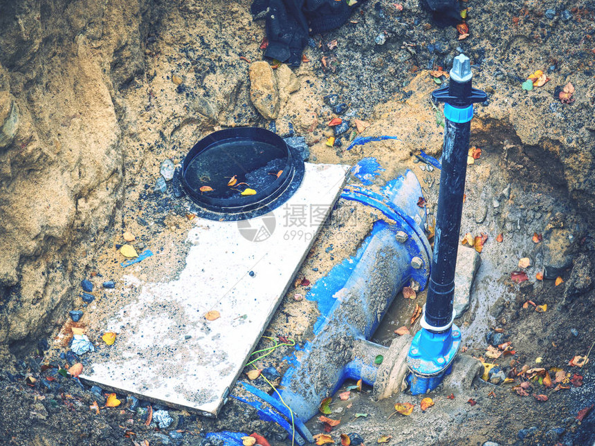 修理地下破碎管道更换家庭用水供应新设备图片