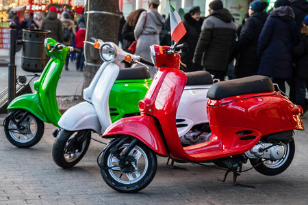 三辆漂亮的彩色轻便摩托车停在街上在城市的车辆轻便摩托车上图片