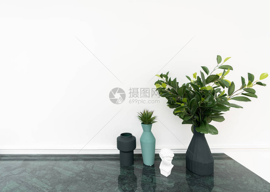 客厅角装饰着黑色亚陶瓷花瓶和绿色大理石顶部花瓶中的人造植物图片