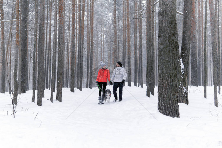 年轻夫妇在寒雪的冬图片