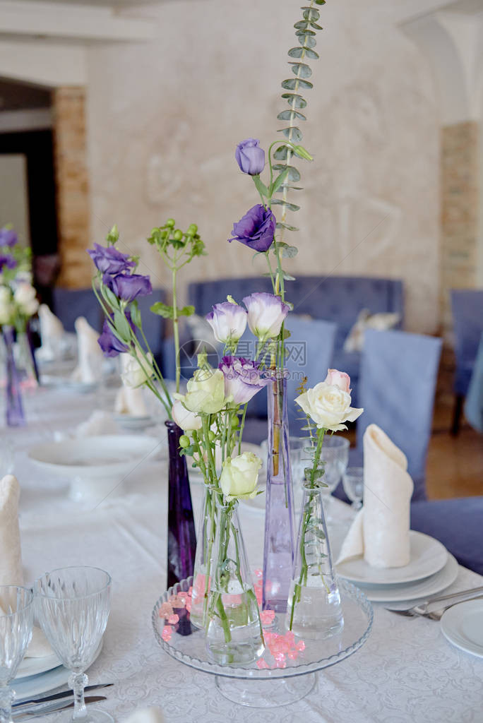 餐饮复制空间的婚桌上安排了美丽的花岗布置图片
