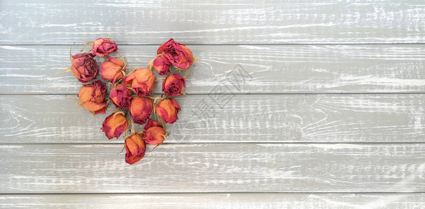 干花和玫瑰花蕾以温柔的心形布置在中心左侧图片