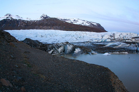 冰岛冷水中的冰块全球变暖图片