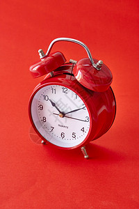 一个红色闹钟的工作室照片背景图片
