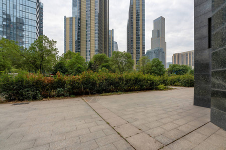 具有上海现代建筑背景的城市公园图片