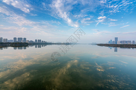 在城市景色背景的湖面上蓝图片