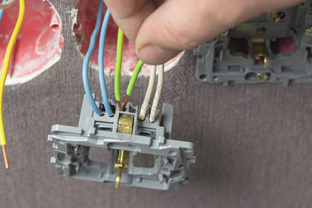 向导插入座电线已连接手指将电线引导到电源图片