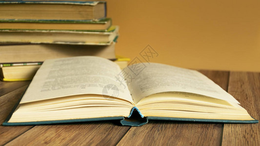 一叠黄页的旧书装订书知识与教育图书馆图片