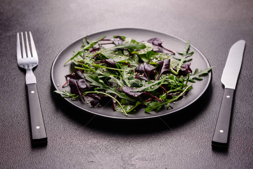 健康食品沙拉混合与青菜菠菜牛血甜菜叶图片