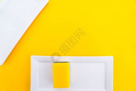在黄色背景上用白板清洁黄色家用海绵一组用于洗碗的亮色海绵厨房清洁设图片