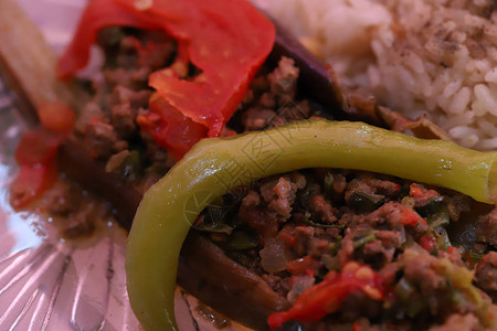 Karniyarik茄子馅番茄酱烤肉末和蔬菜茄子土耳其菜从上方水图片
