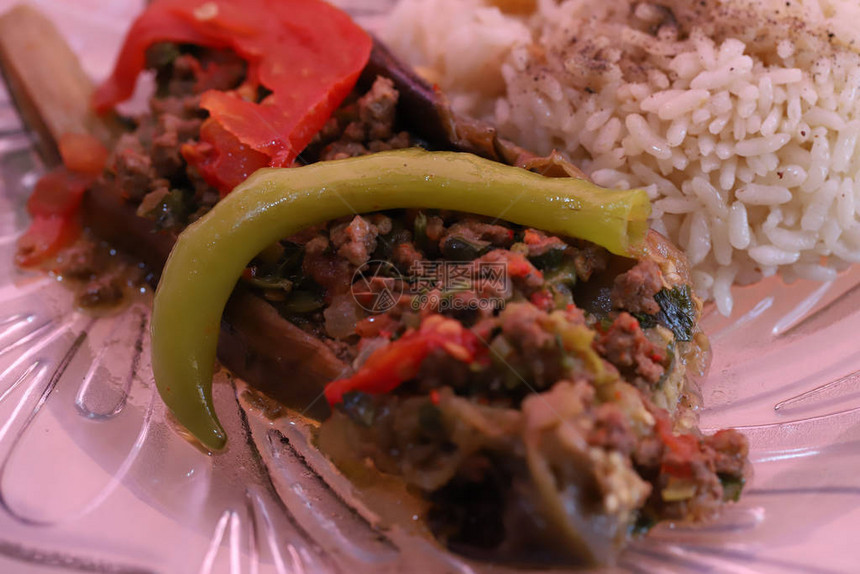 Karniyarik茄子馅番茄酱烤肉末和蔬菜茄子土耳其菜从上方水图片